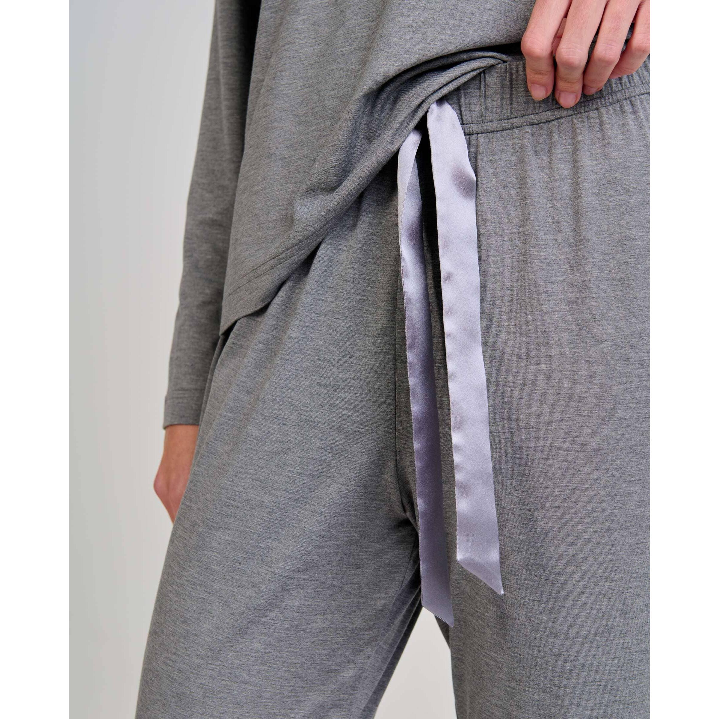 Pijama mujer tejido modal, escote en pico con raso, bolsillo, manga larga y pantalón largo