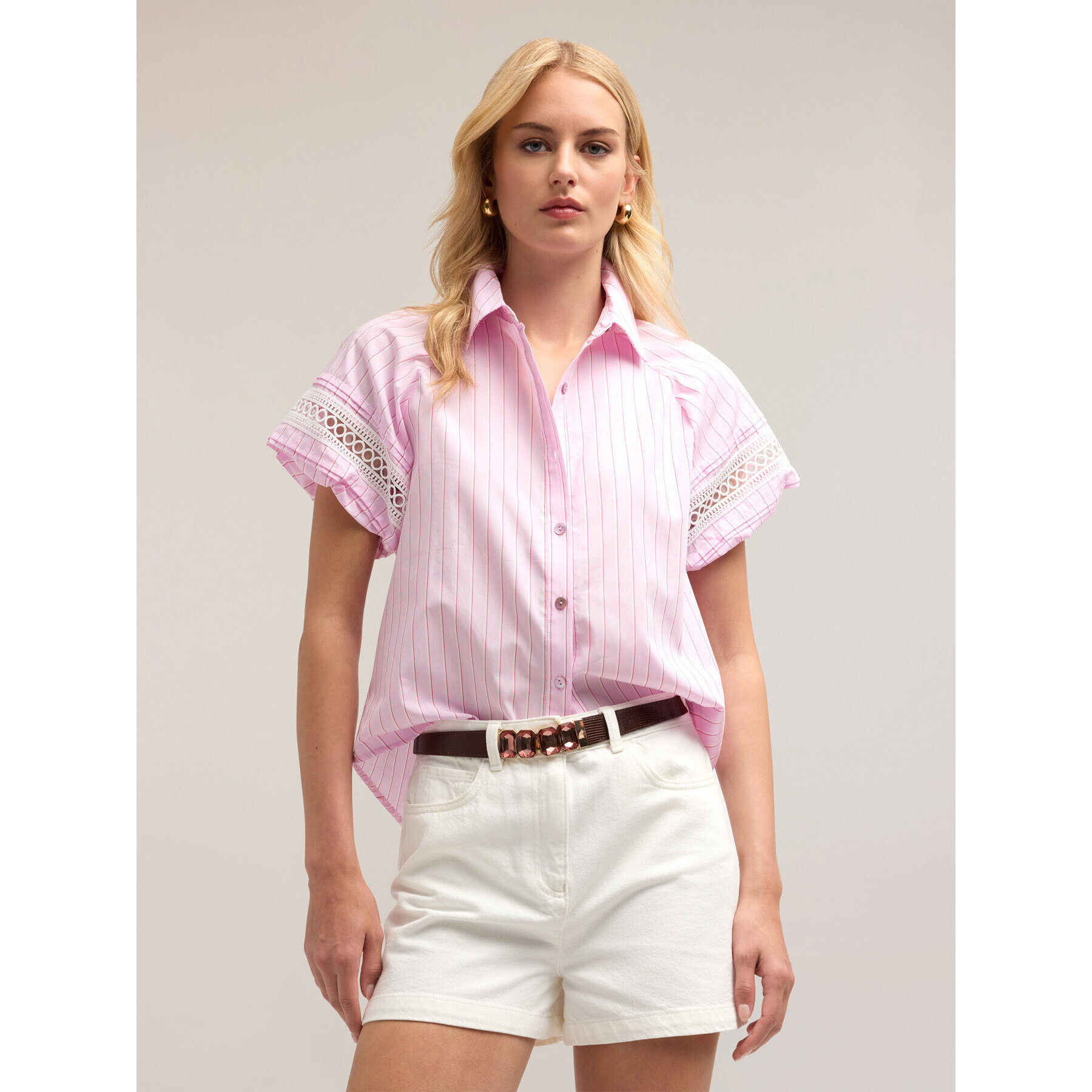 Motivi - Camisa a rayas con mangas bordadas - Rosa