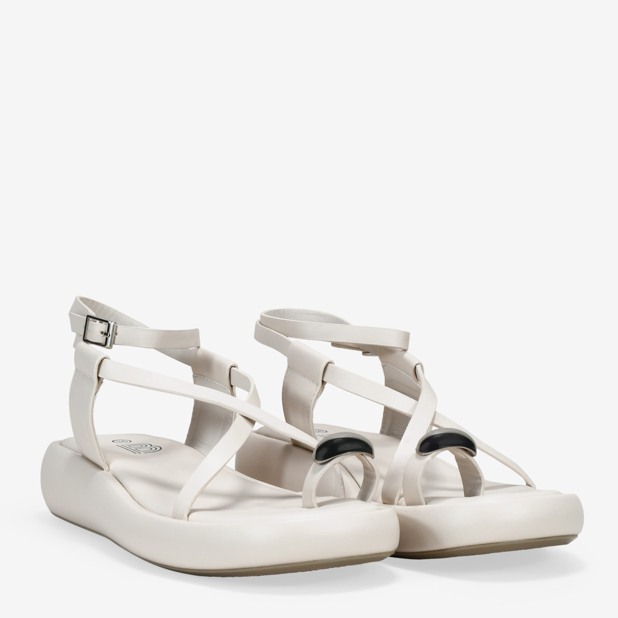 Sandalias de dedo beige con anillo metálico y platforma