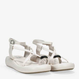 Sandalias de dedo beige con anillo metálico y platforma