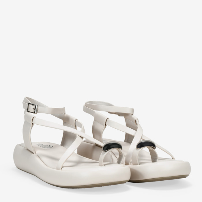 Sandalias de dedo beige con anillo metálico y platforma