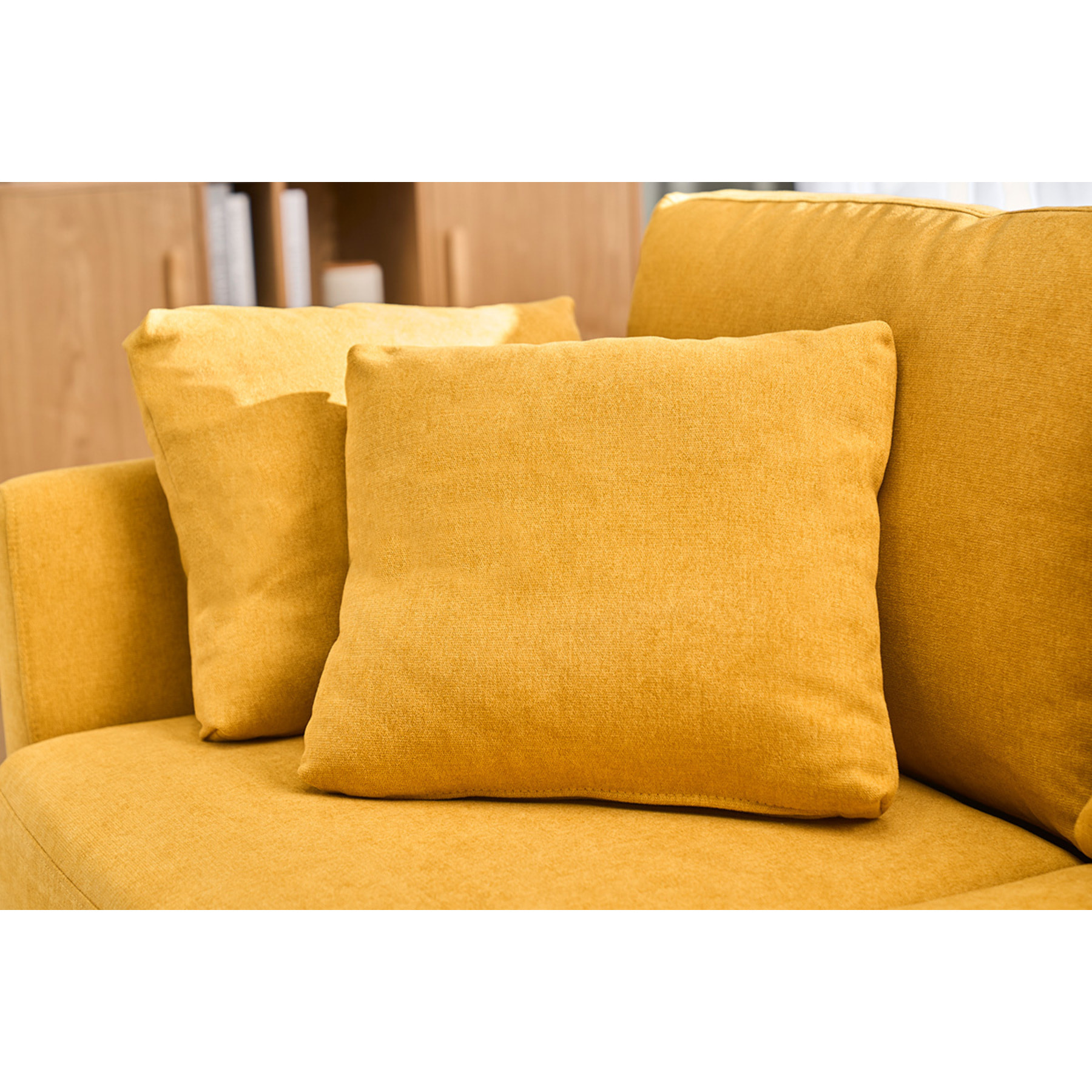 Canapé scandinave déhoussable 2 places en tissu effet velours jaune moutarde et bois clair OSLO