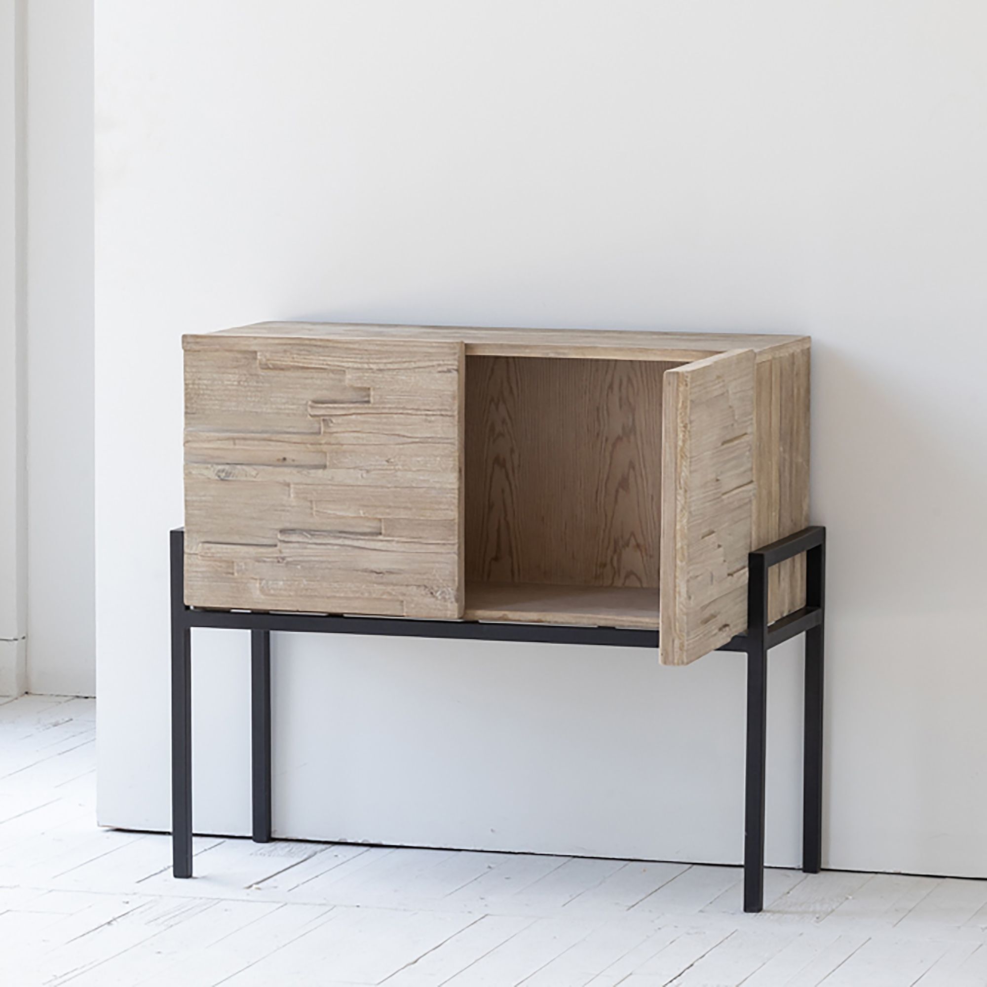 Buffet 2 portes en pin recyclé et pieds en métal noir KRISTEN