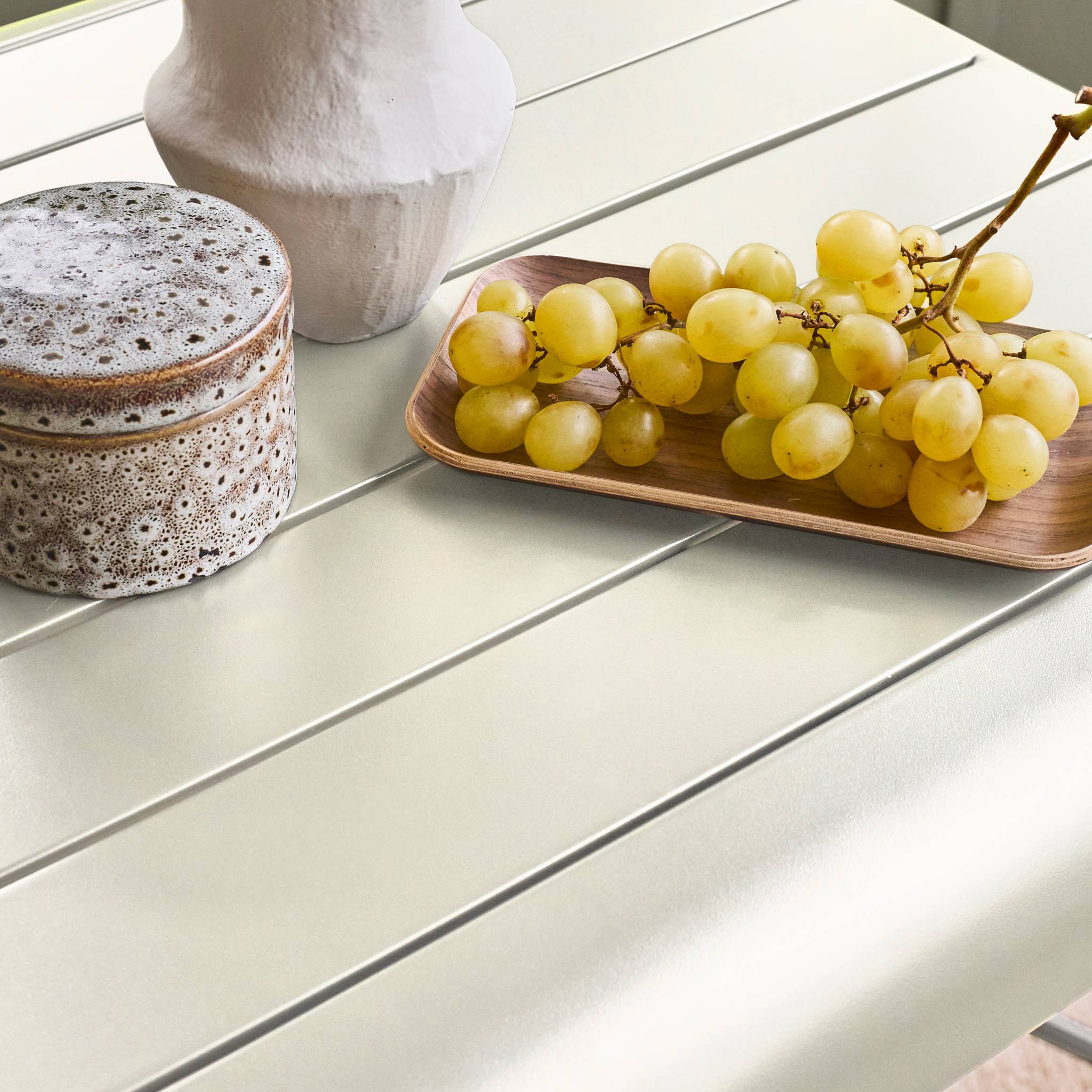 Table haute de jardin métal 2 places. beige. 70 x 70 x 95cm