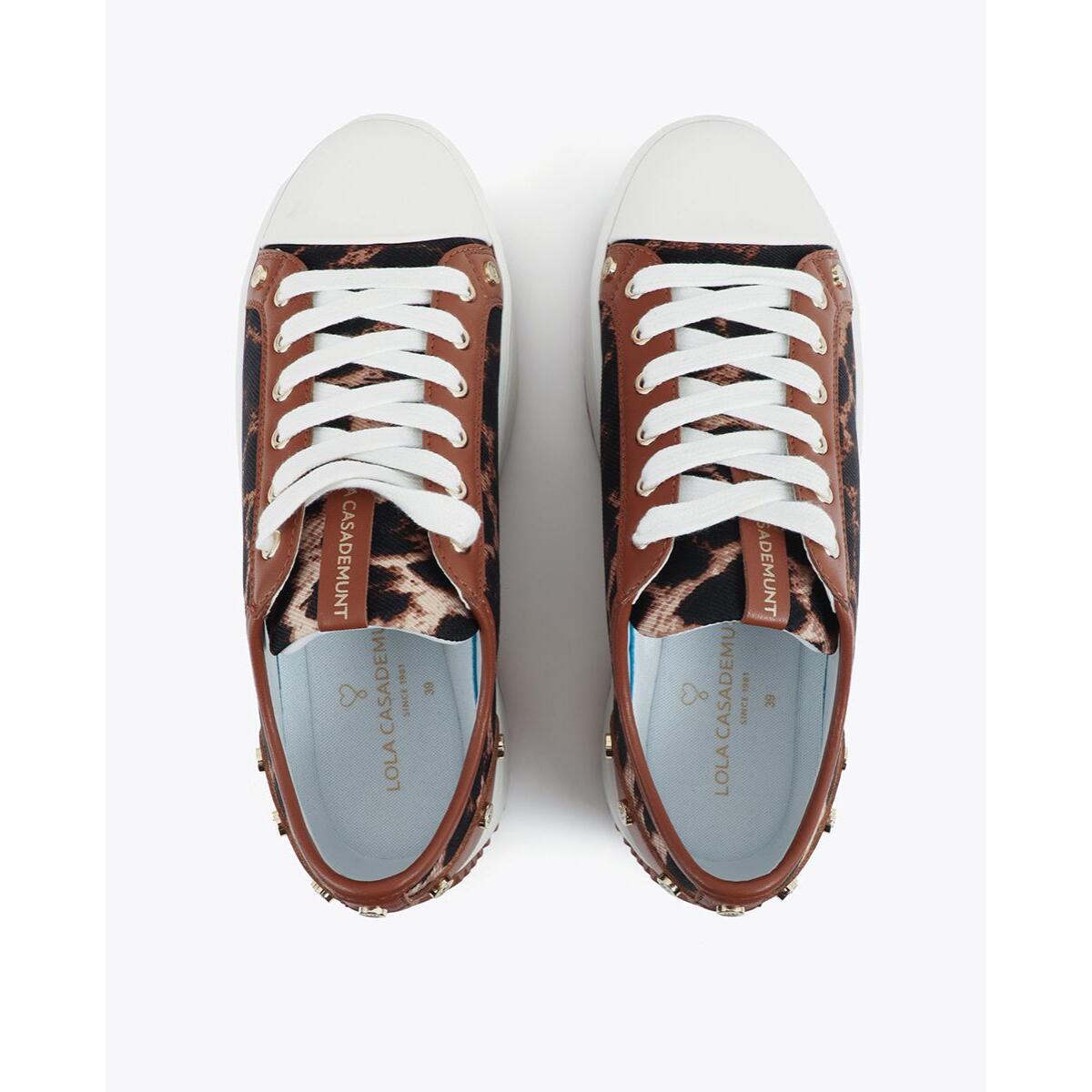 Sneaker con plateau e stampa leopardata con dettaglio borchiato