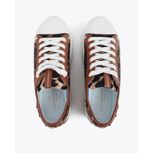Sneaker con plateau e stampa leopardata con dettaglio borchiato