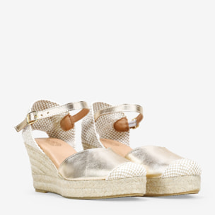 Alpargatas doradas en piel con cuña de esparto