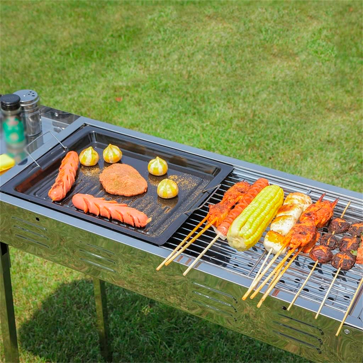 Barbacoa de carbón de acero inoxidable con dos soportes y altura regulable.