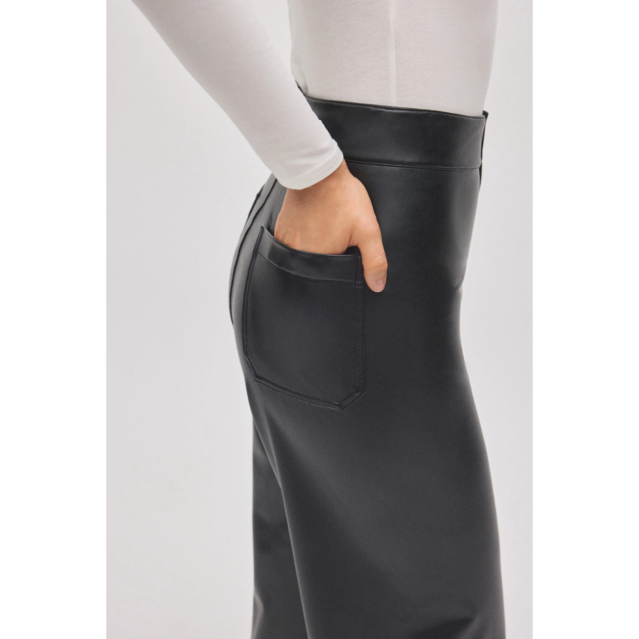 Pantaloni larghi effetto pelle nera