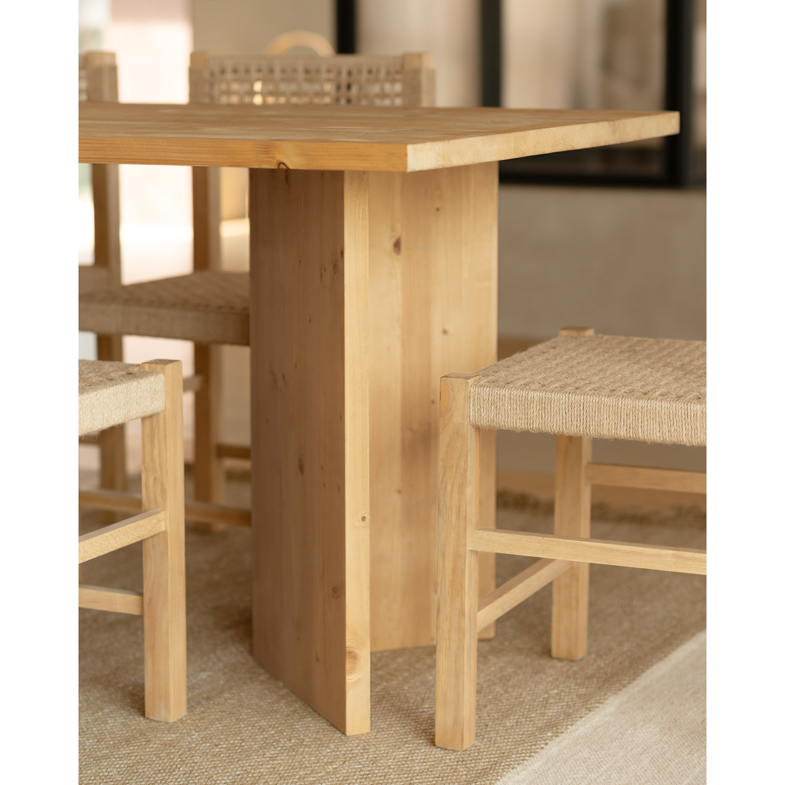 Mesa de comedor de madera maciza en tono roble medio de varias medidas