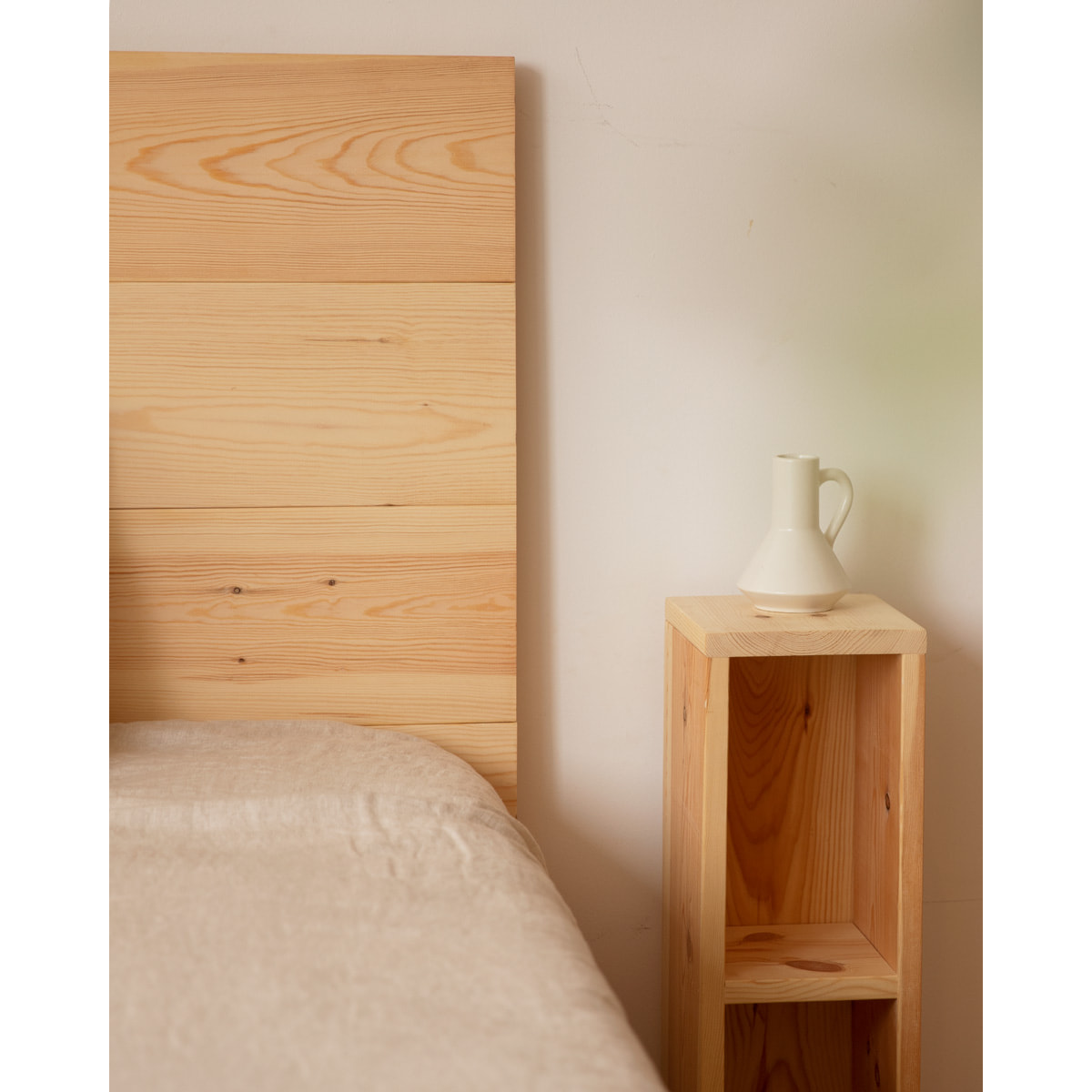 Pack cabecero y mesitas de madera maciza en tono natural de varias medidas