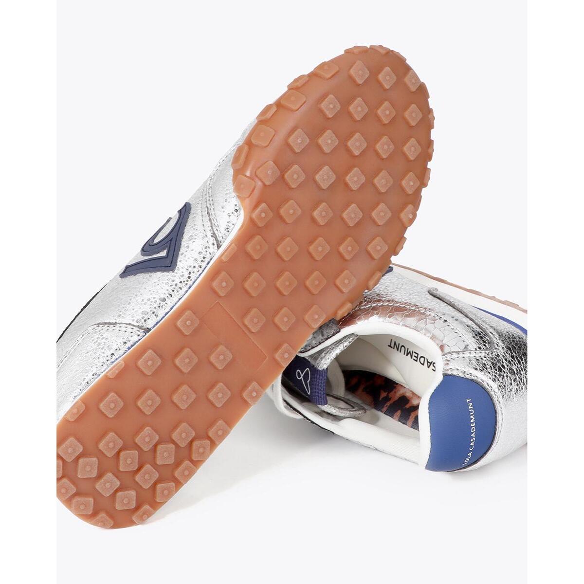 Scarpa sportiva in materiale metallico