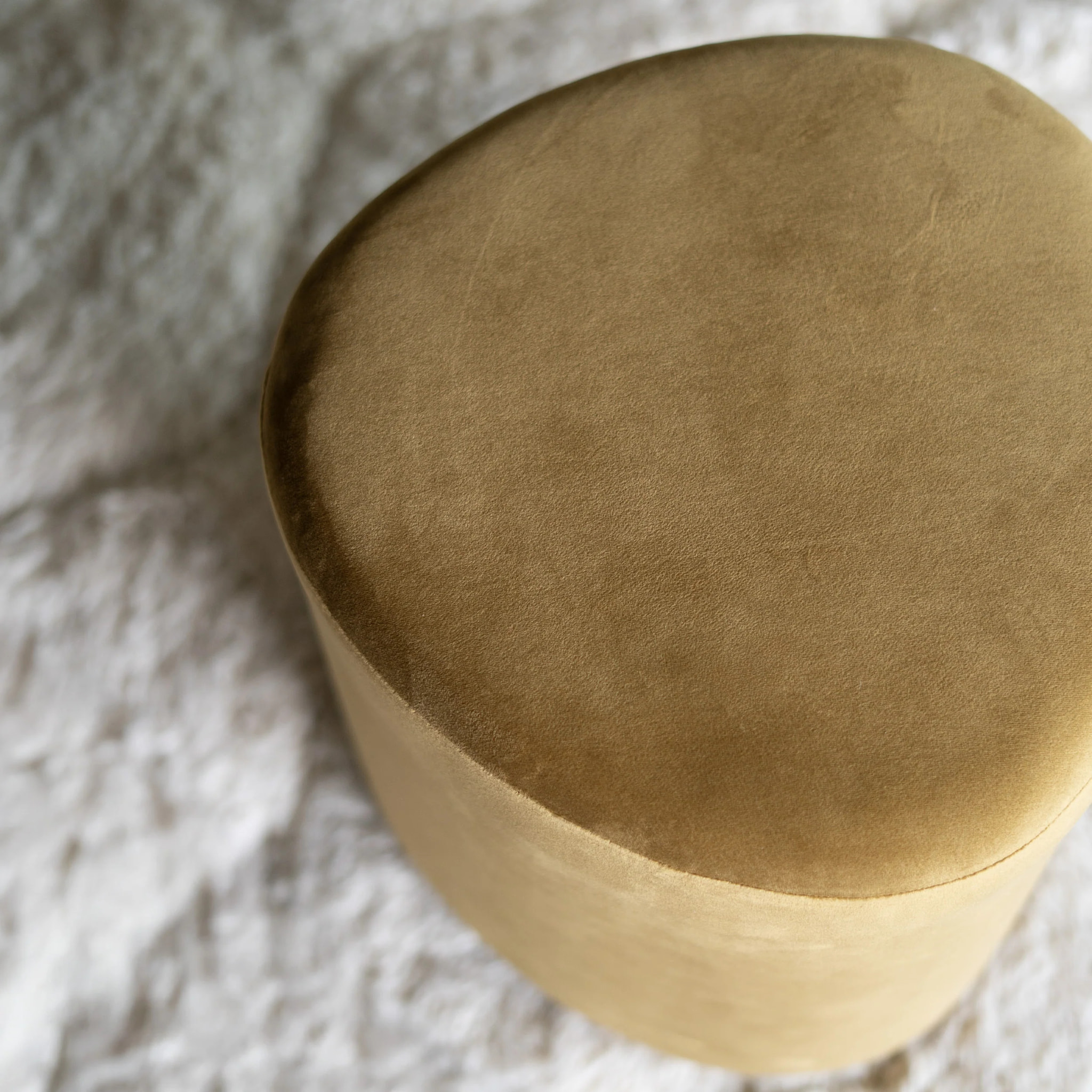 Pouf en velours jaune - Emmy
