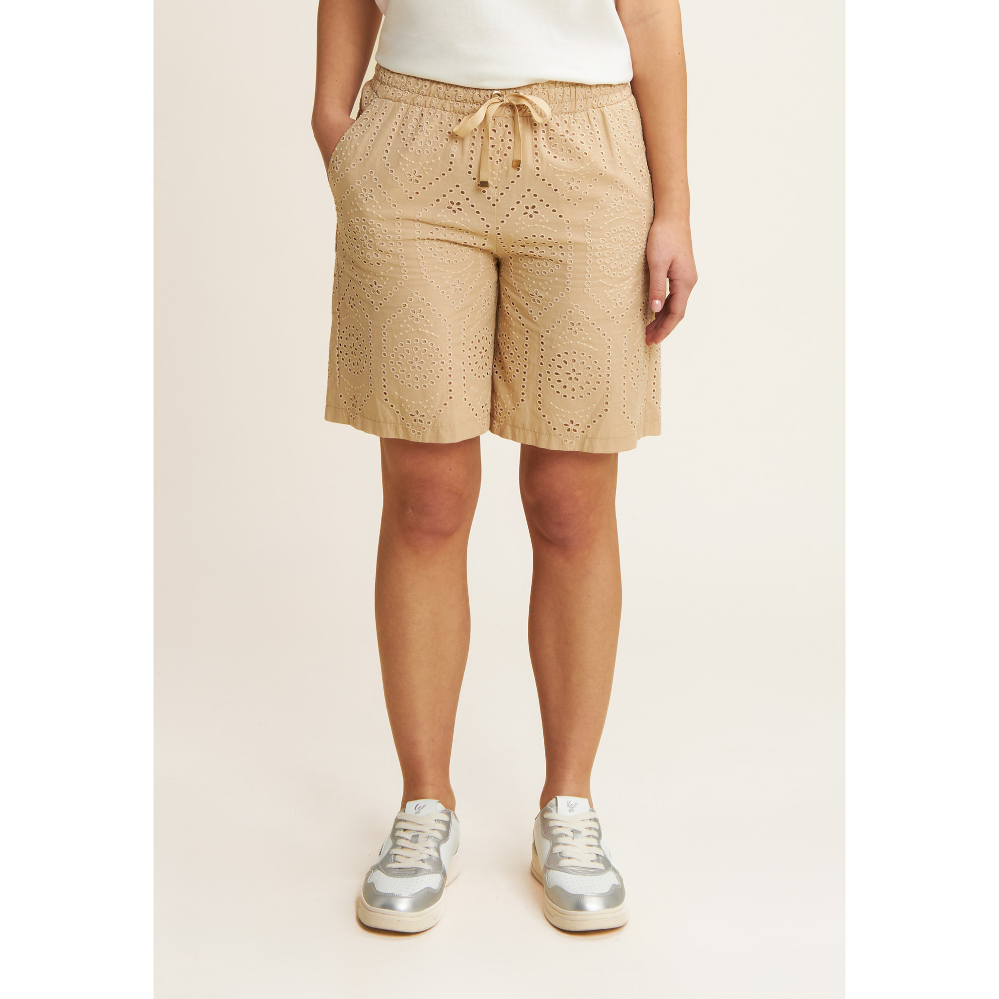 Pantaloni corti in mussola con dettagli Sangallo