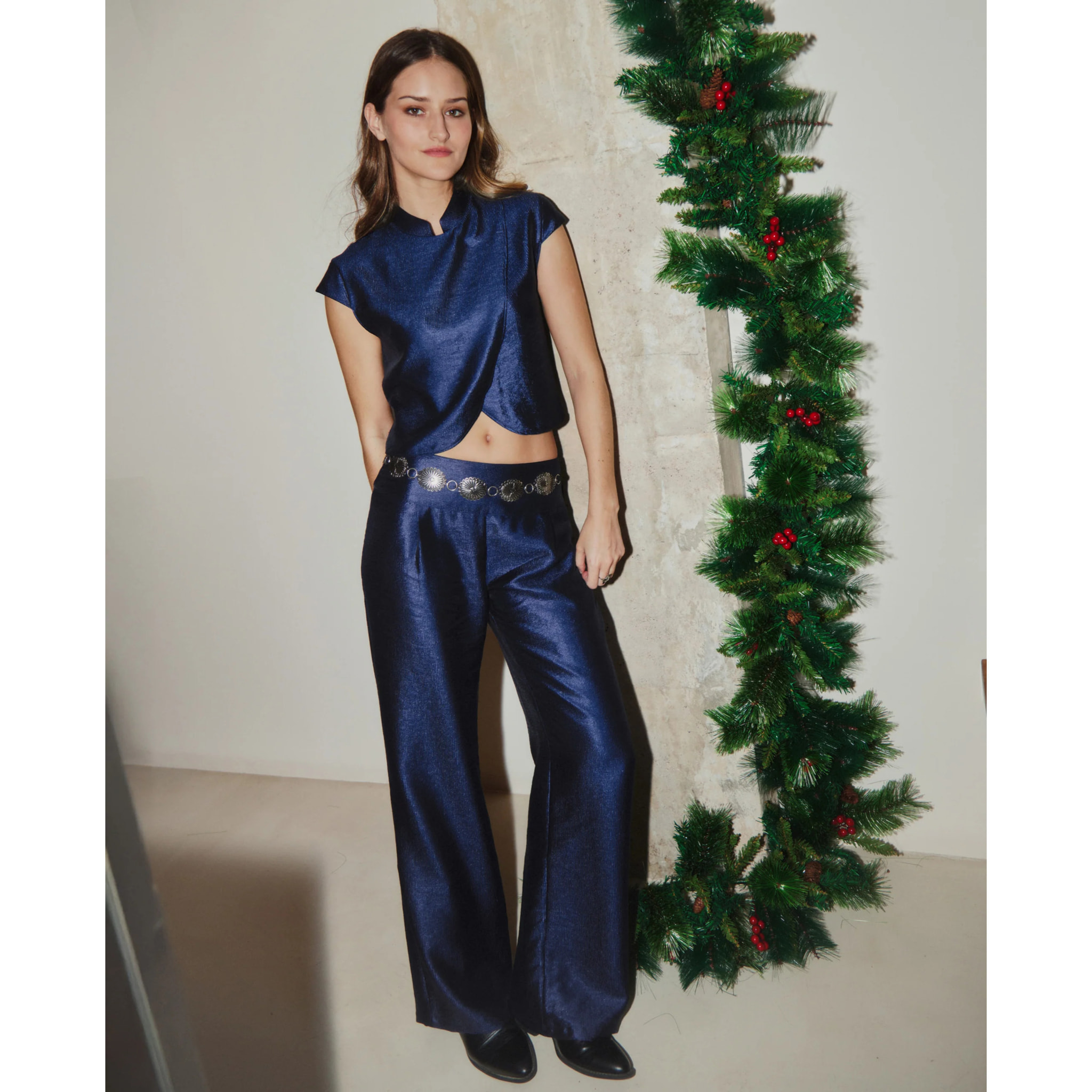 Pantalón recto con detalle de cintura ancha