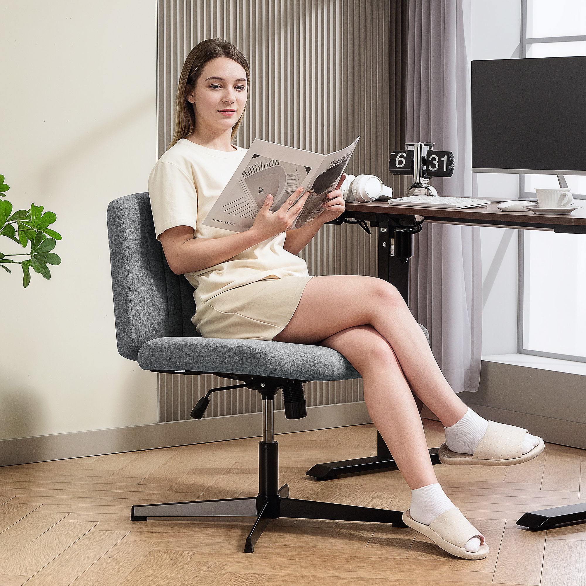 Silla de Oficina sin Brazos, Silla de Escritorio Giratoria con Función Basculante, Piernas Cruzadas, Asiento Ancho y Cómodo, Altura Ajustable, sin Ruedas, para Dormitorio Sala de Estar Gris