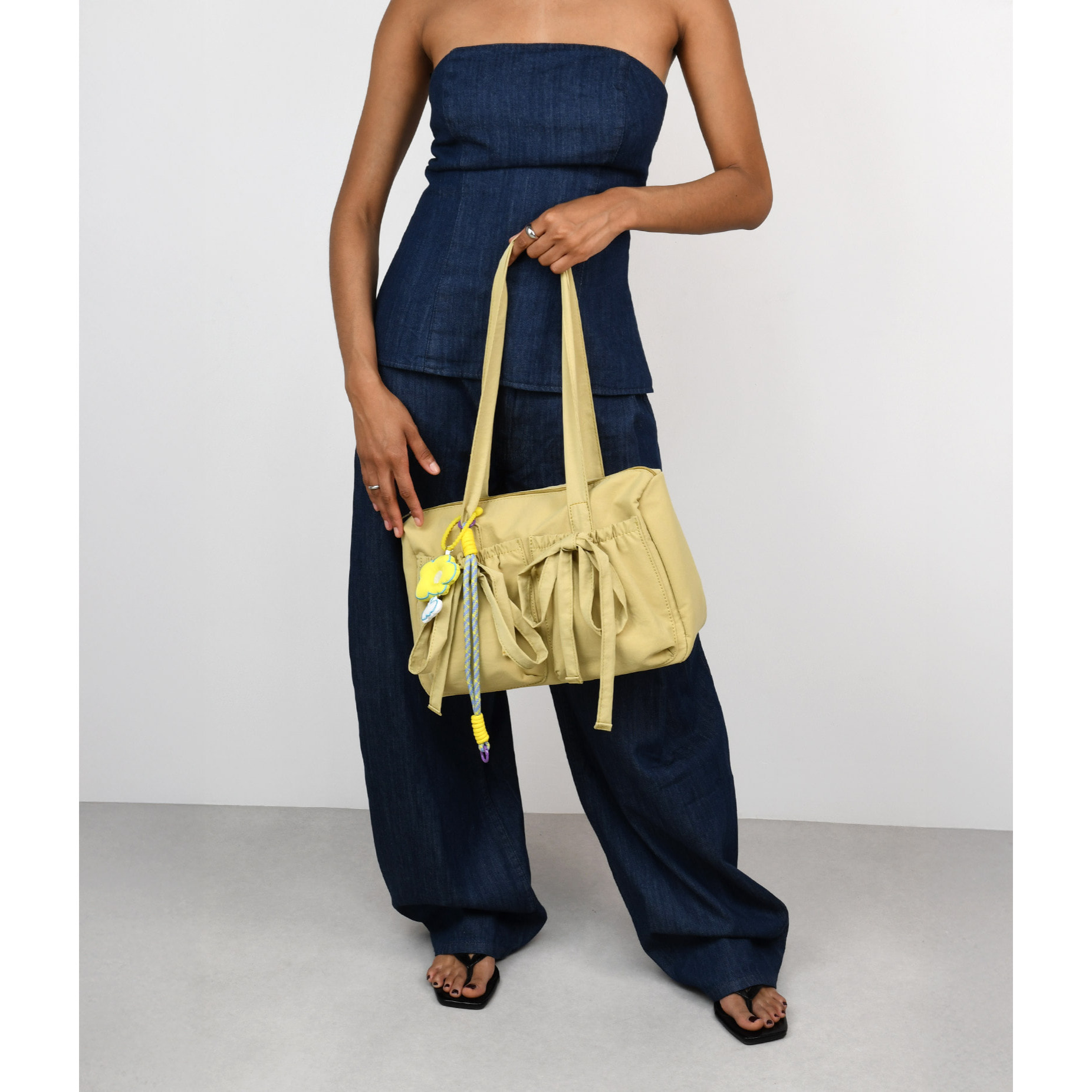 Bolso de hombro amarillo en nailon con charms