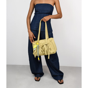 Bolso de hombro amarillo en nailon con charms