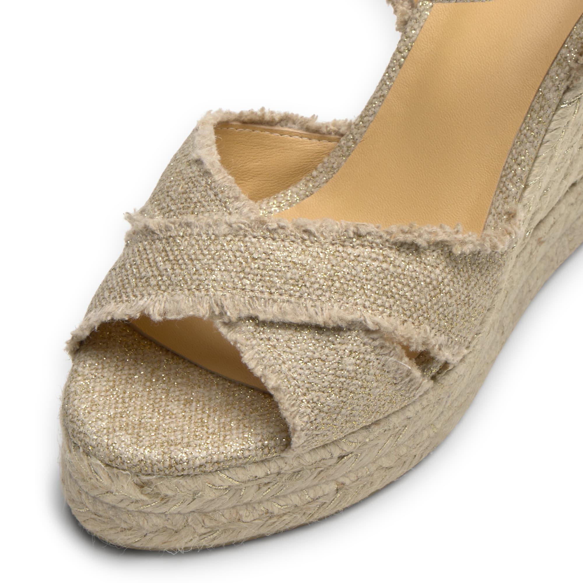 Sandalia de cuña Bromelia en lino metalizado con cierre de pulsera