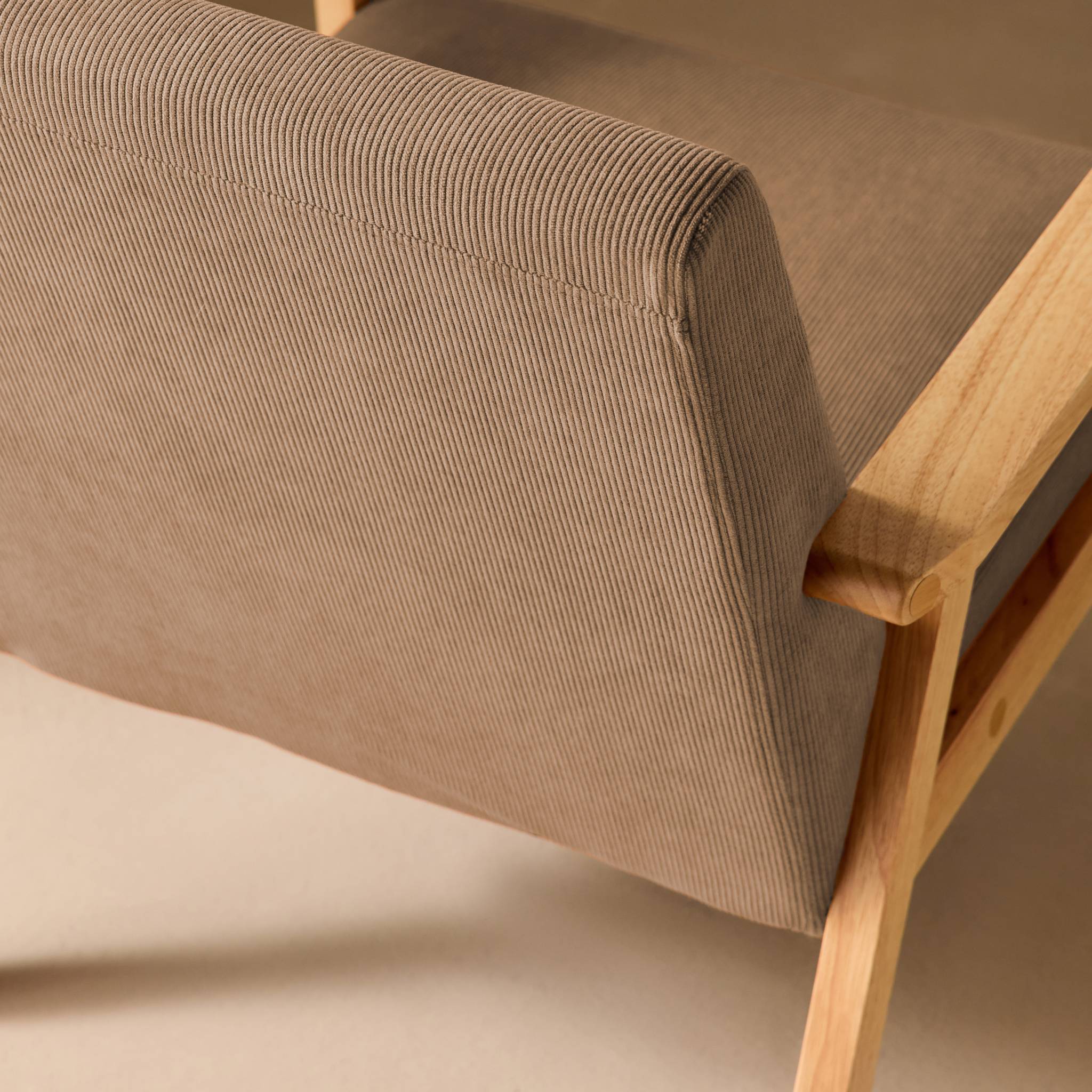Fauteuil scandinave bois de peuplier, d'hévéa et velours côtelé ISAK