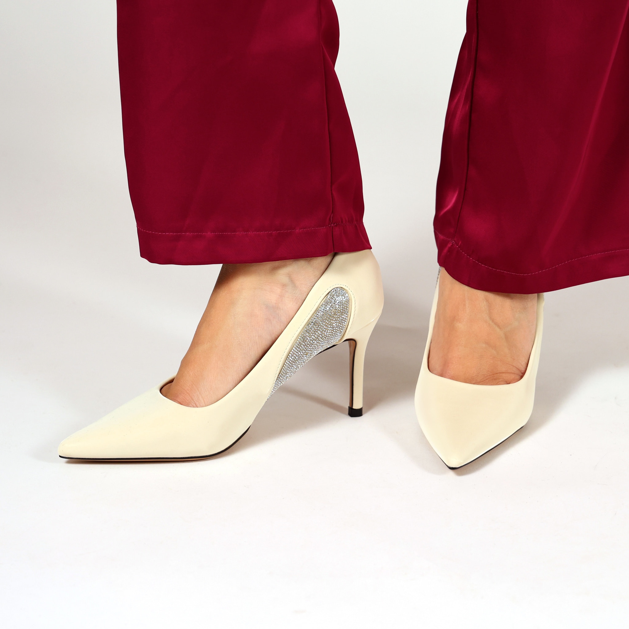 Dècolletè pumps in simil pelle verniciata con strass laterali