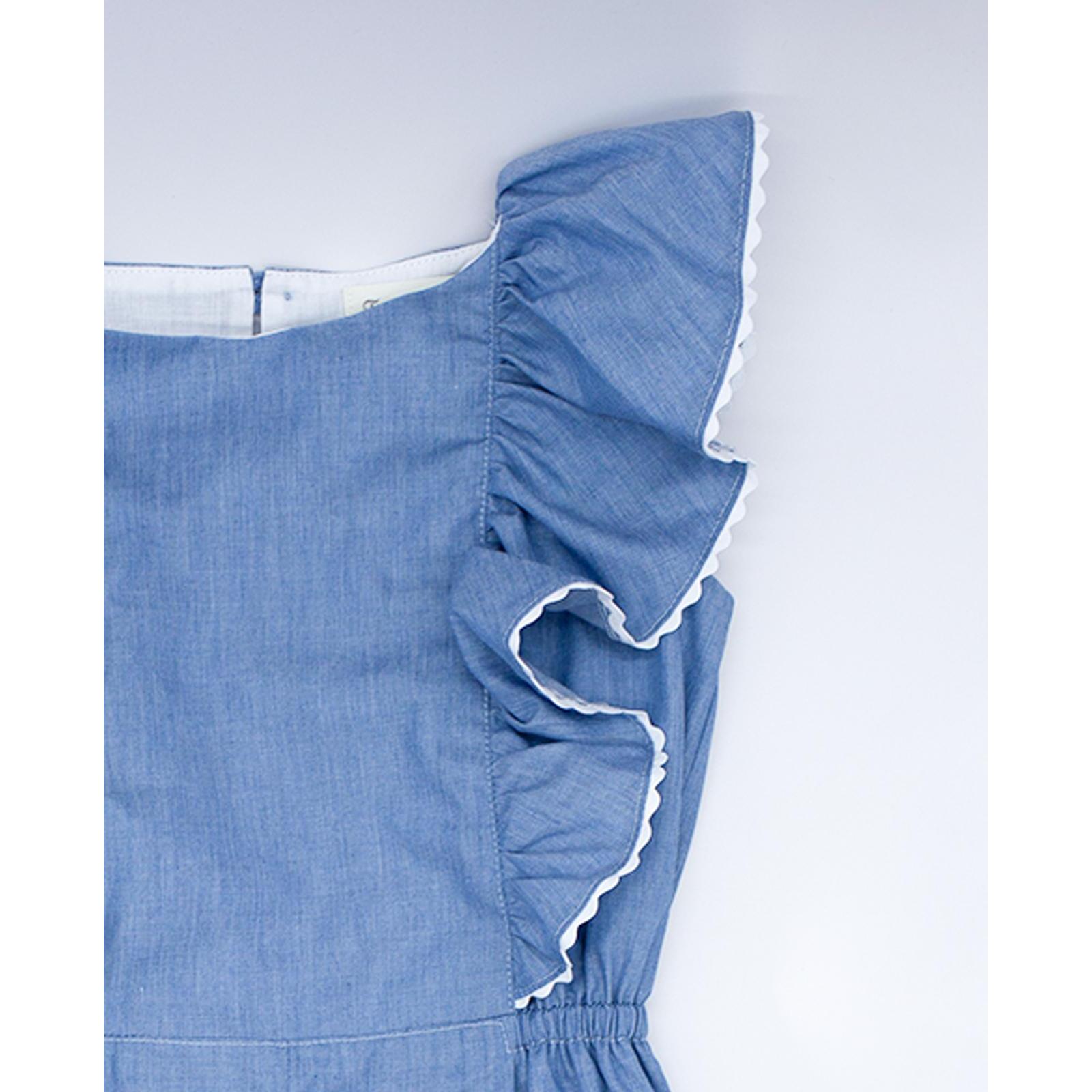 Mono azul. De tirantes y pantalón largo, con volantes en la parte superior.