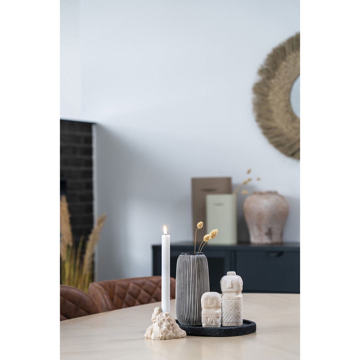 Statuetta decorativa in cemento beige con motivo tribale 6,5x15 cm