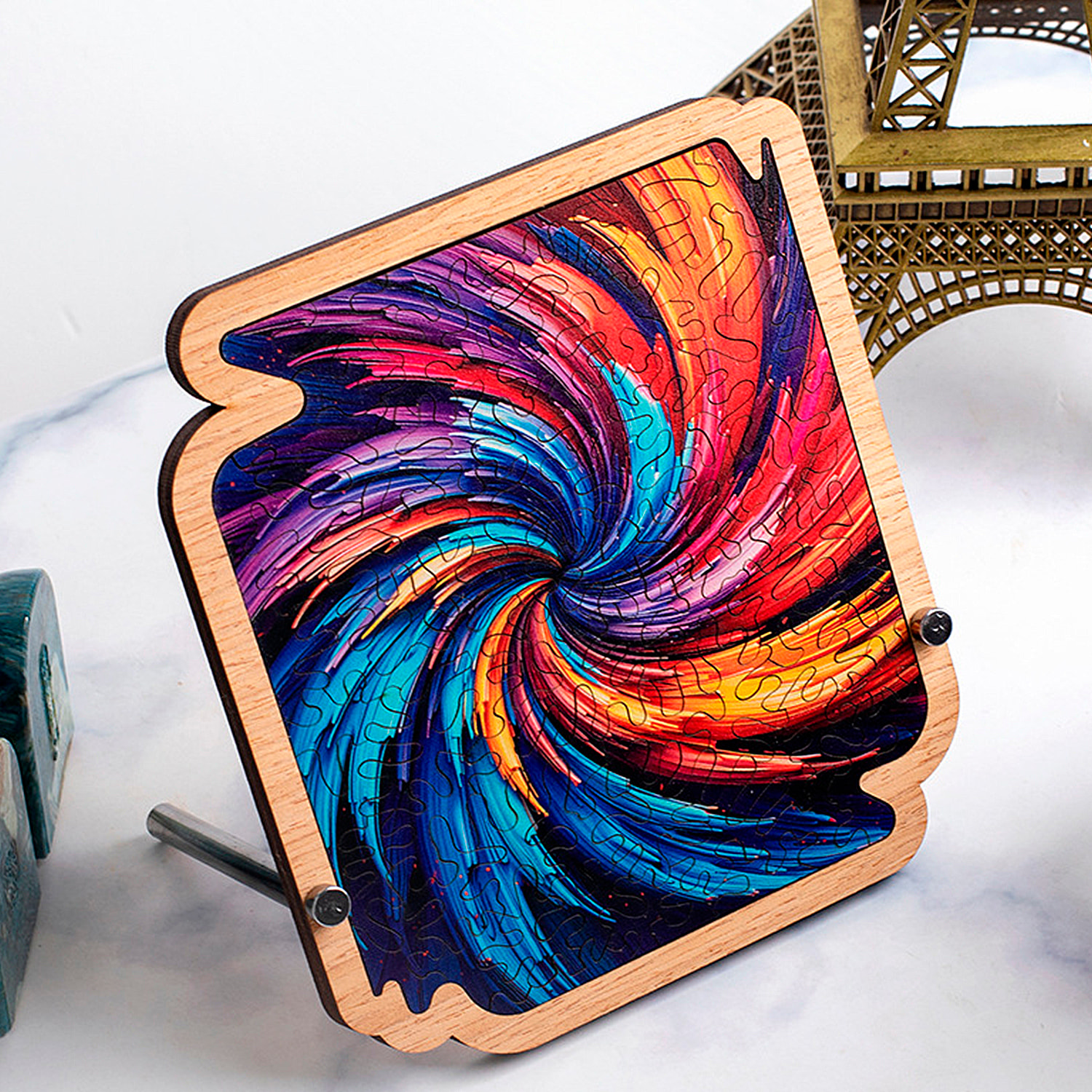 Puzle y marco de madera con 77 piezas. Diseño Tornado colorido.