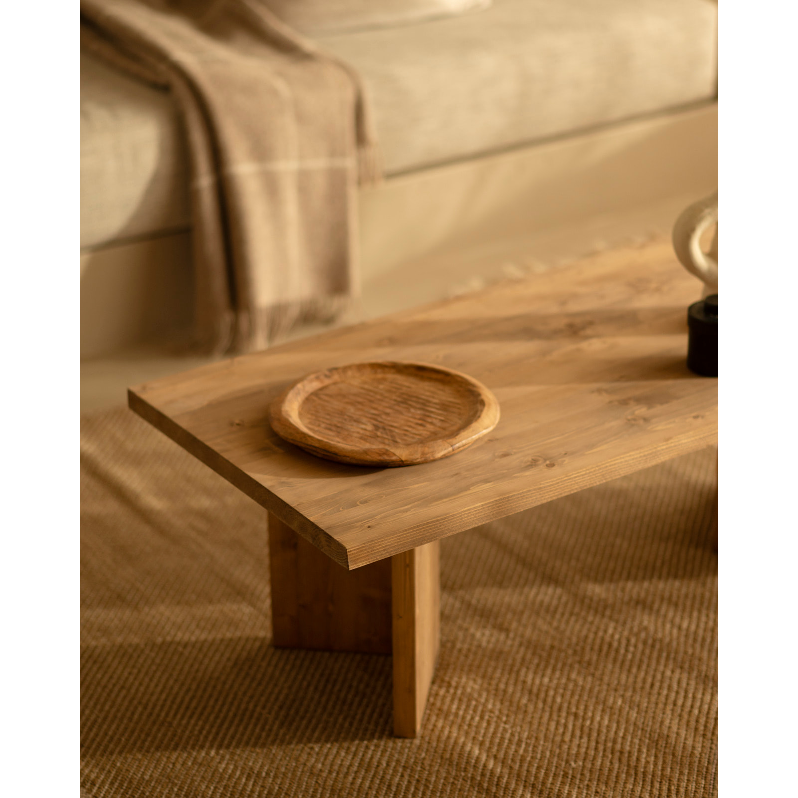 Table basse en bois massif en ton chêne foncé 120x55cm Hauteur: 40 Longueur: 120 Largeur: 55