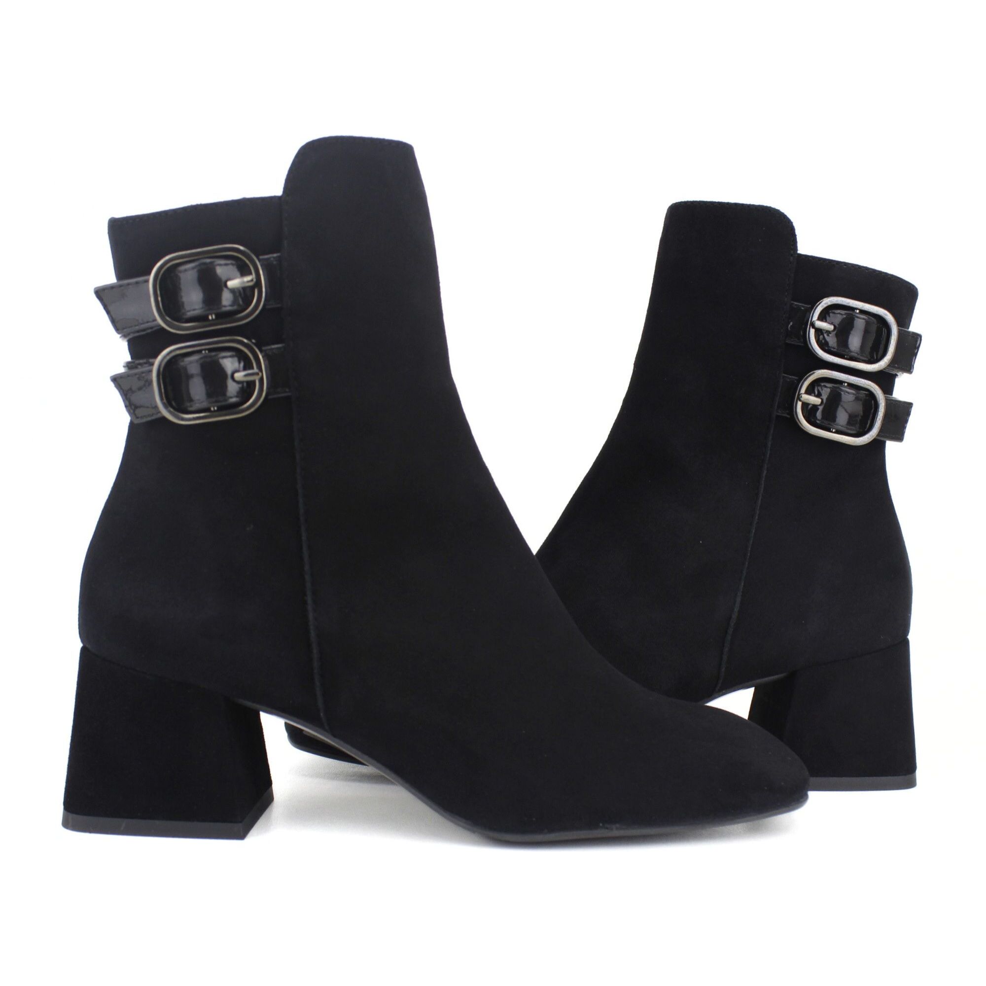 Botinen negro con adorno de hebillas. Tacón de 6 cm