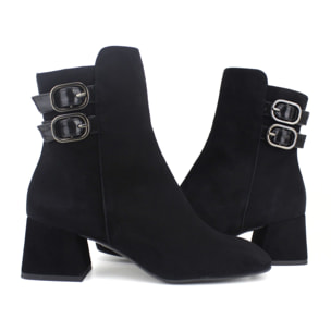 Botinen negro con adorno de hebillas. Tacón de 6 cm