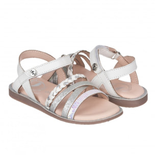 Sandalia en piel con tiras y cierre  velcro