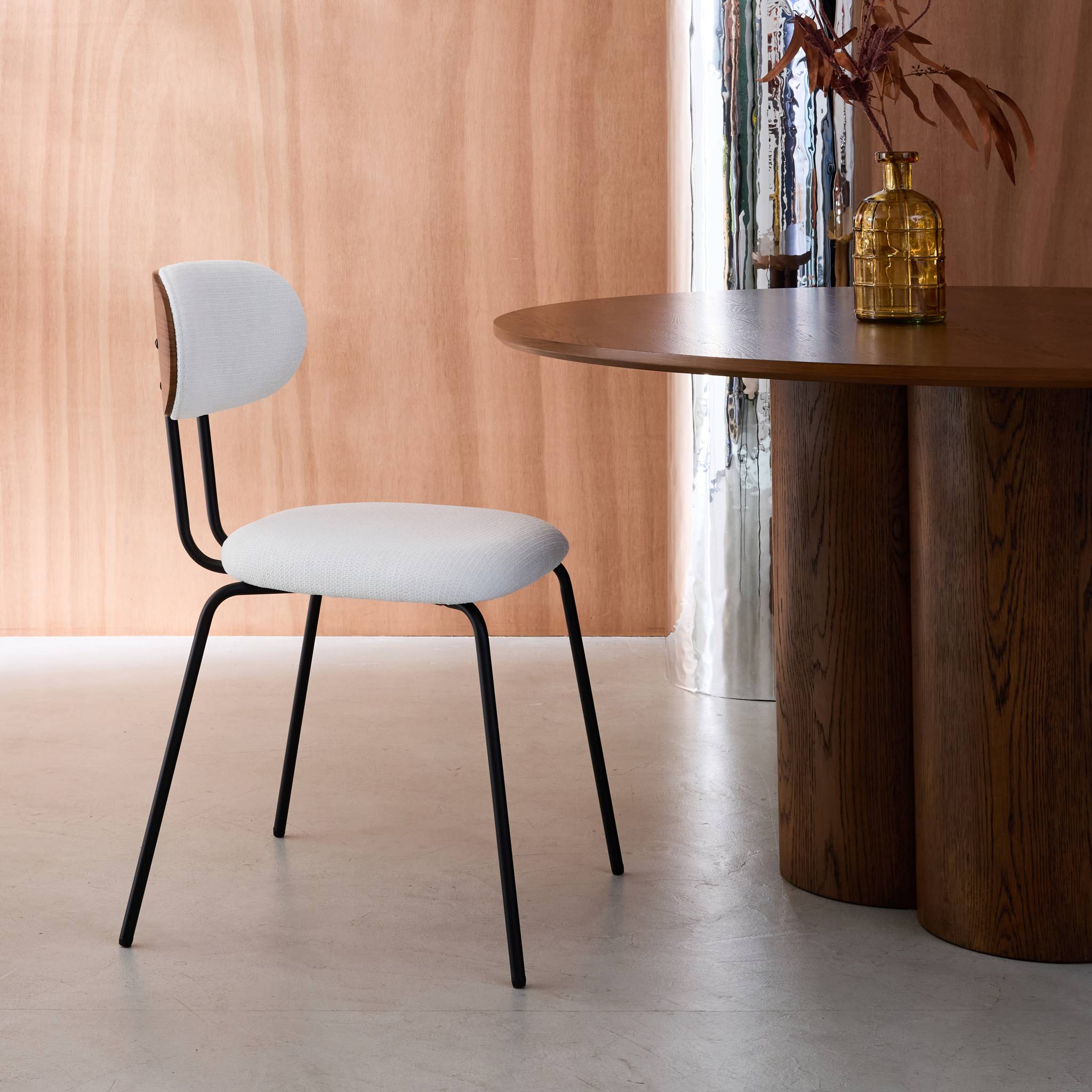 2 chaises décor bois courbé teinté noyer et tissu déperlant blanc. pieds métal noir mat - L 45 x P 55 x H 80cm - Erin