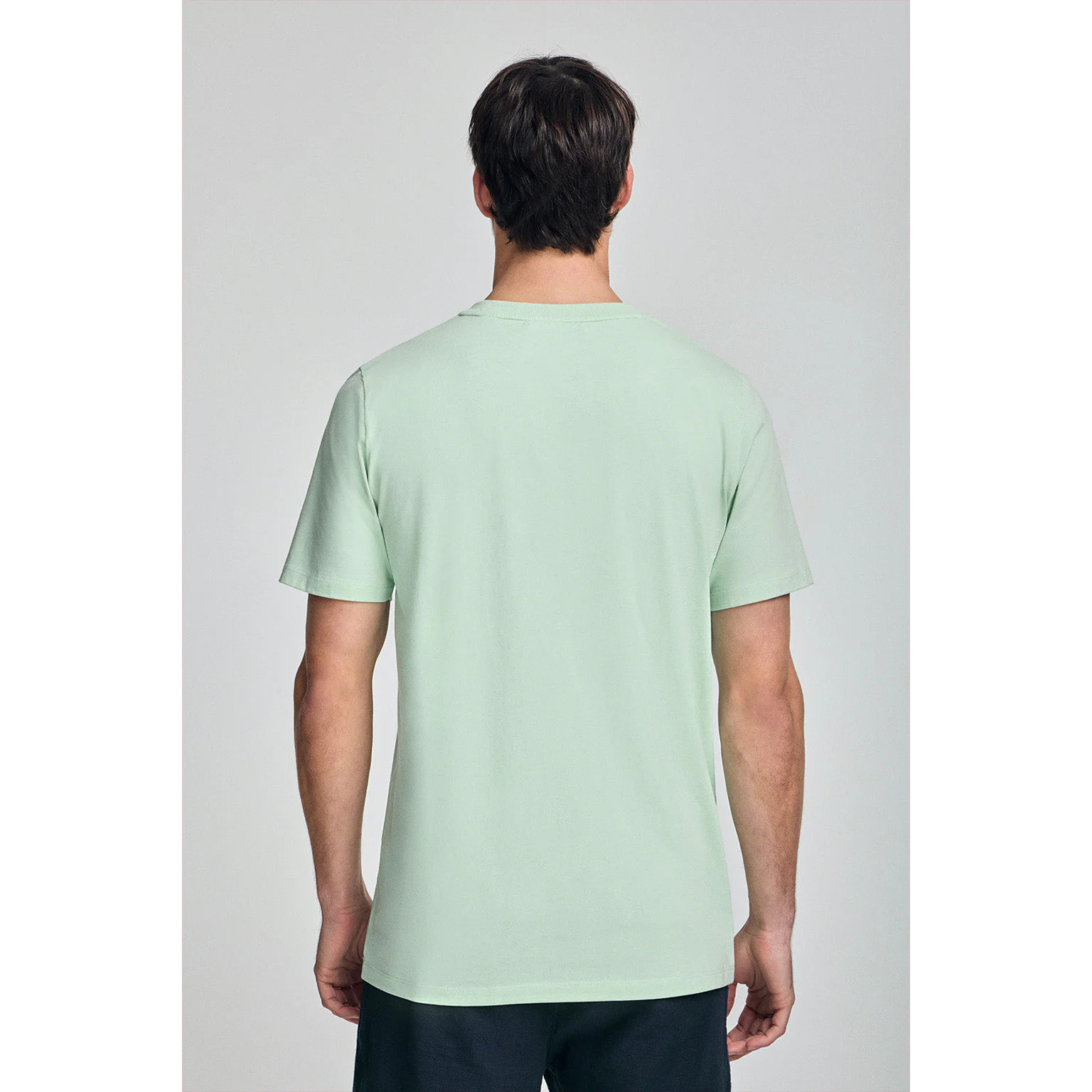 Camiseta color menta de cuello redondo y logo engomado