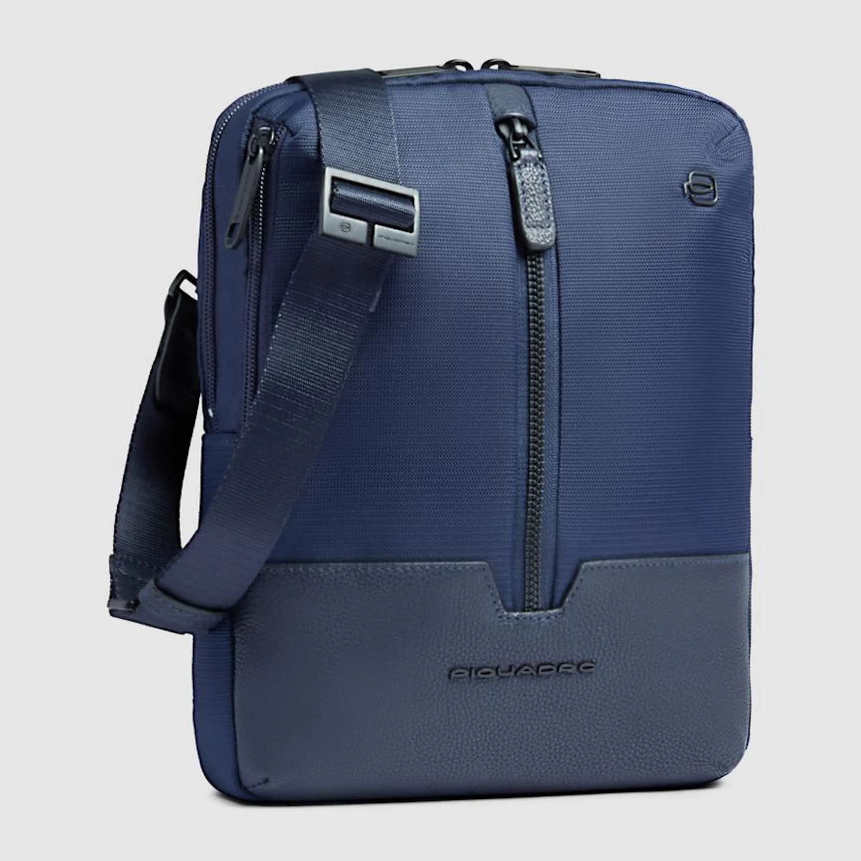 Piquadro Borsello porta iPad® in tessuto riciclato e pelle con protezione RFID