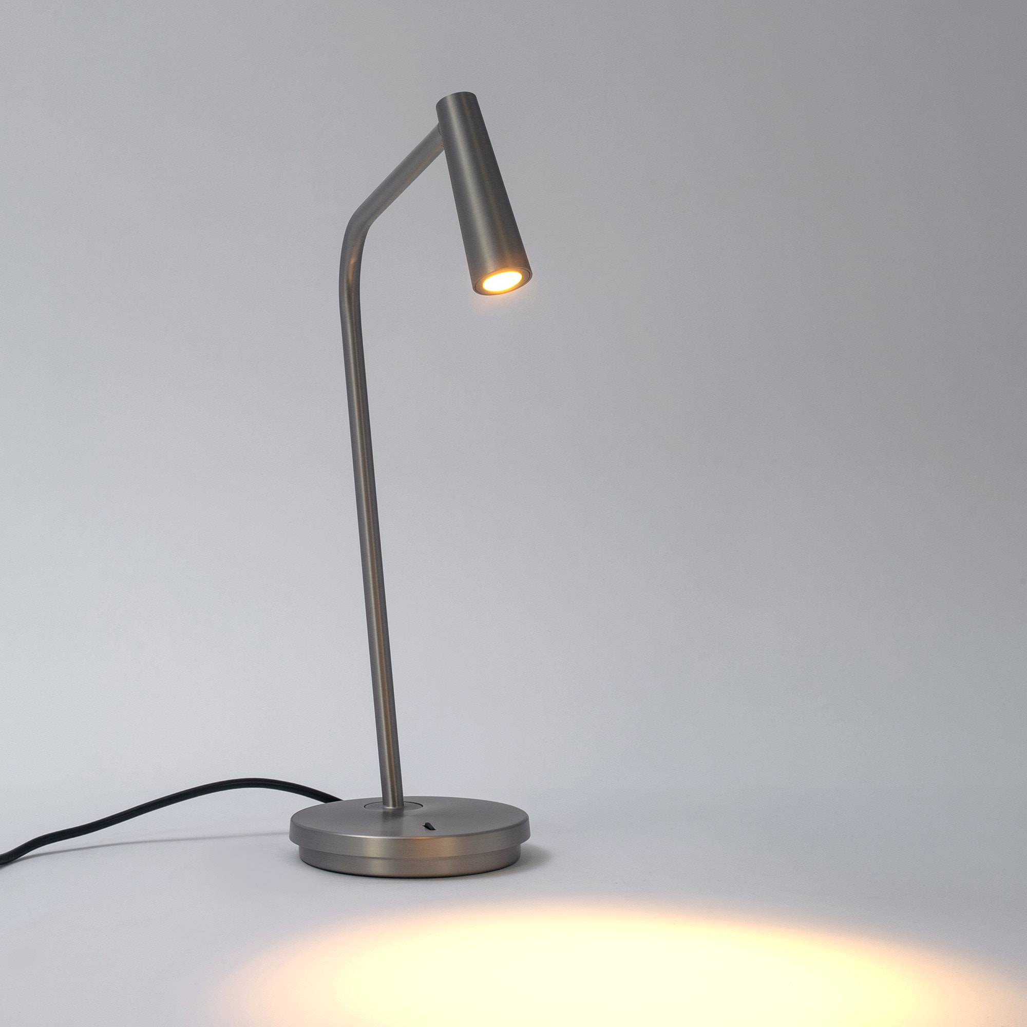 Ledsc4 LedsC4 - Lámpara de Sobremesa Interior LED Eficiente, Níquel Satinado, 121lm, 2700K, Diseño Moderno y Duradero, Serie Gamma