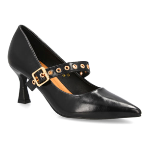 Zapato salón con tira de tachuelas.