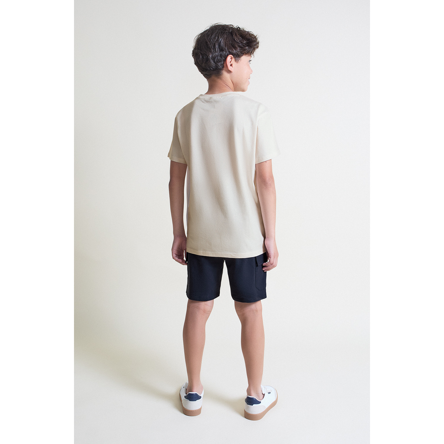 Conjunto Camiseta con Estampado Desert Mountain y Shorts Cargo con Bolsillos Laterales | Color: Crudo | Street Monkey