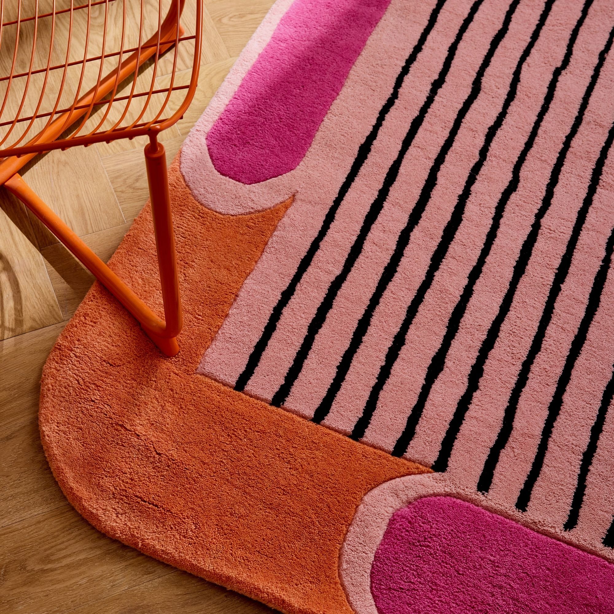 PANTONE - Tapis en laine fait main NUAGE SUCRE à motif géométrique orange