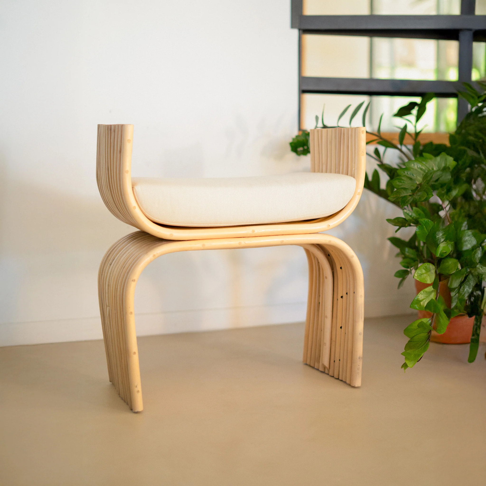 Tabouret en rotin et coussin blanc - Réane