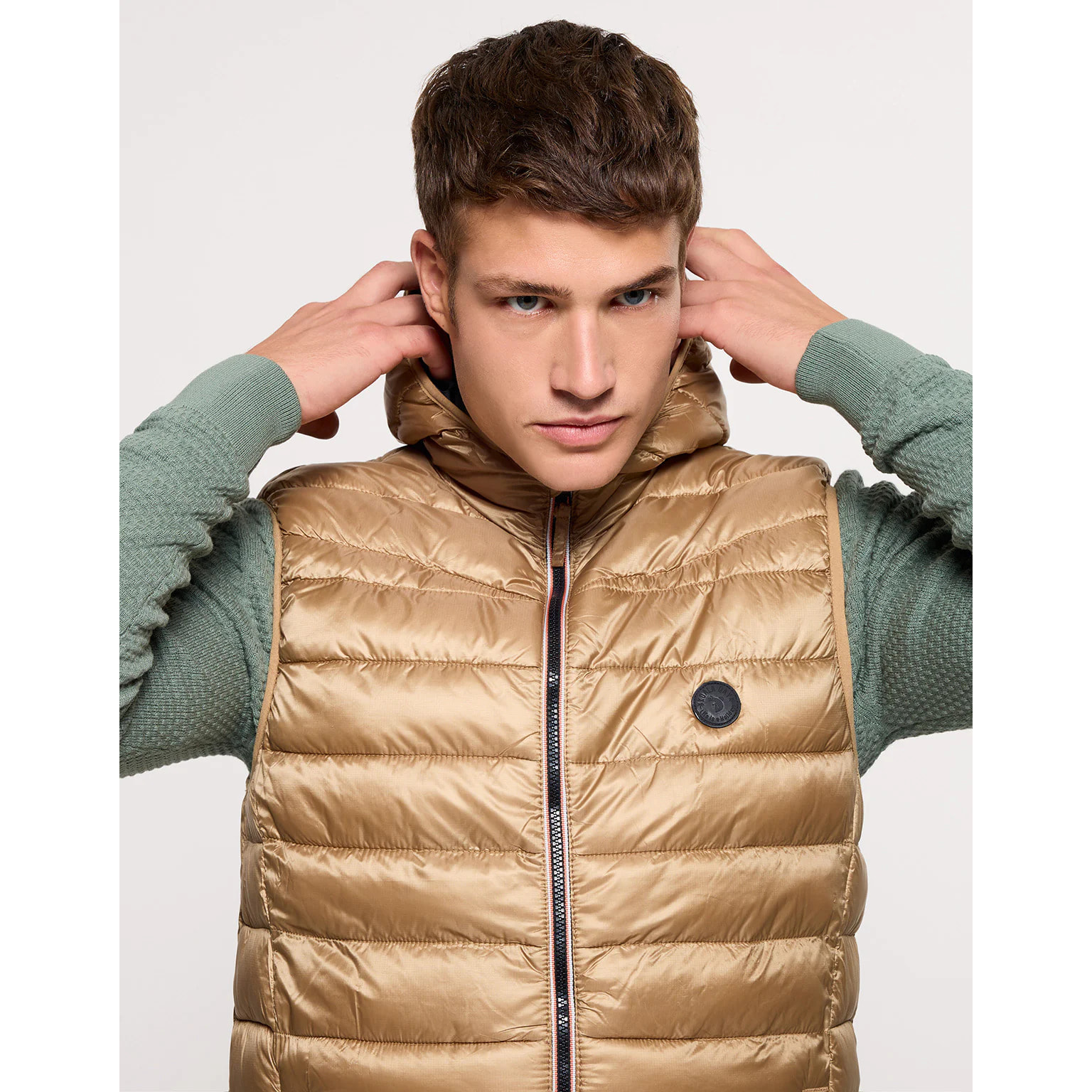 Chaleco Dorado con Capucha - Gisborne