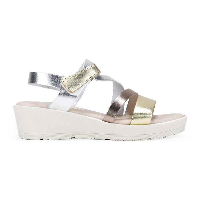 Sandalias metalizadas en piel con cuña