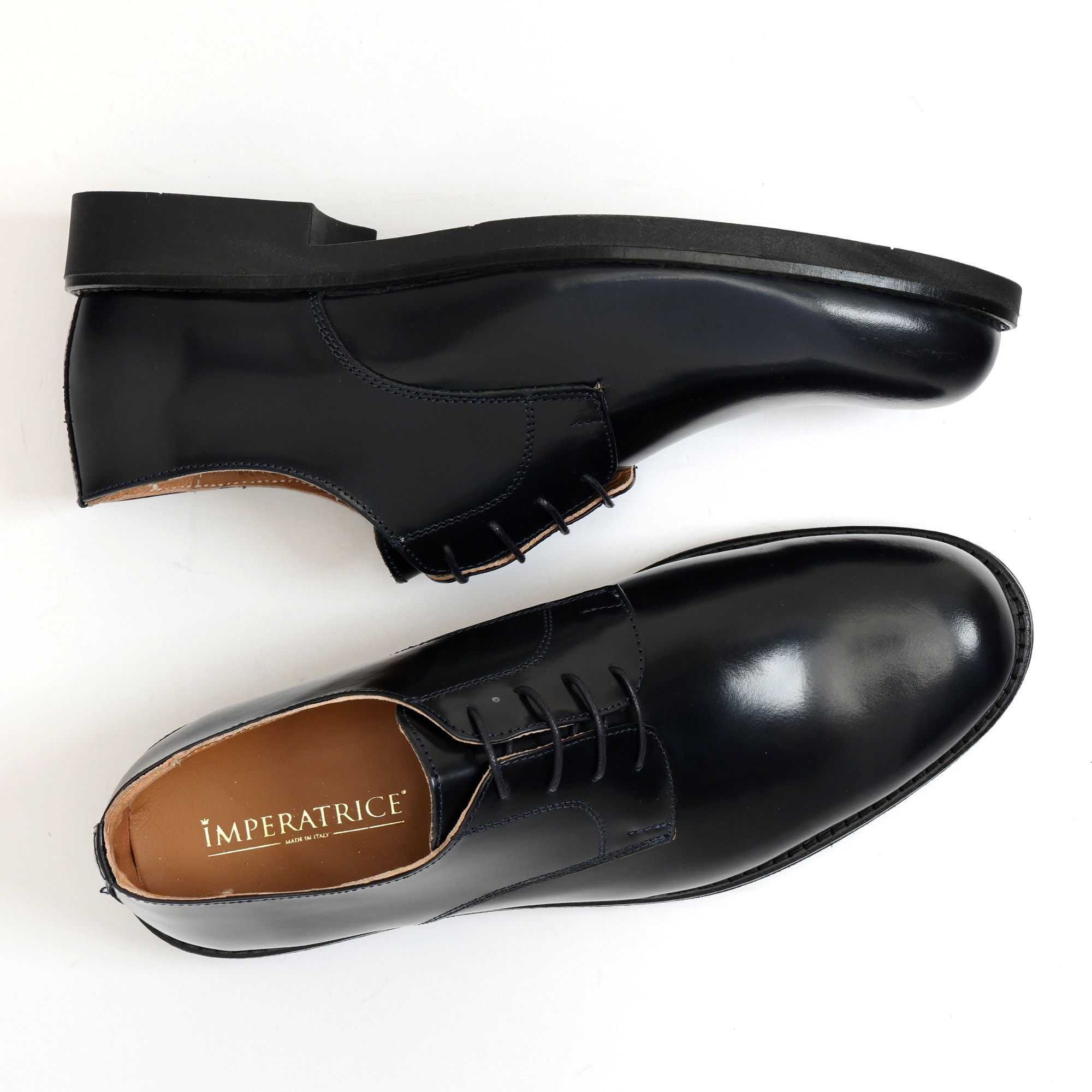 Derby stringate in pelle abrasivato con fondo in gomma