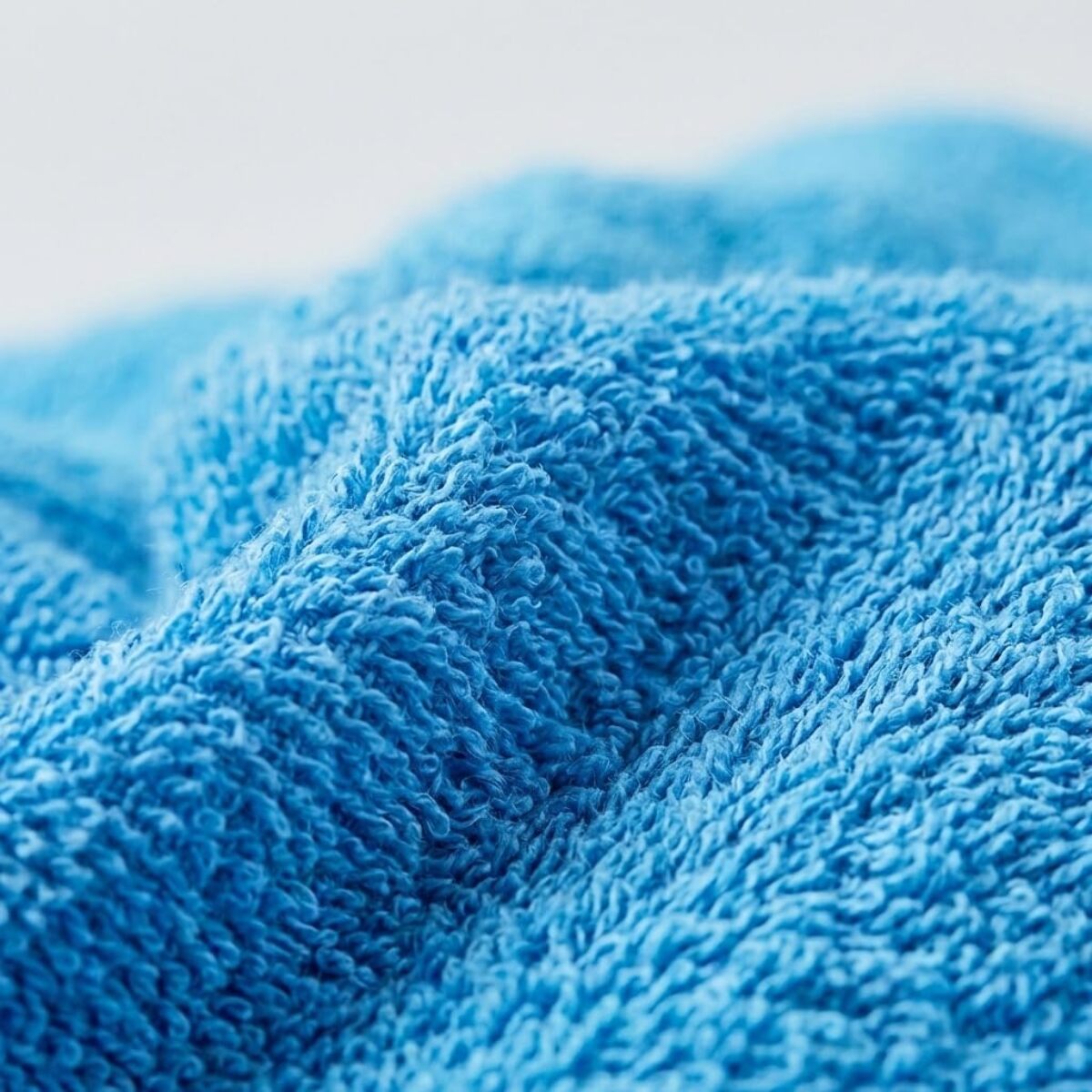 Accappatoio bambino in spugna di cotone assorbente e morbido, delicato su pelli sensibili, asciugatura rapida dopo bagno e piscina, confortevole e pratico per uso quotidiano, certificato OEKO-TEX senza sostanze nocive, ideale per bambini e bambine