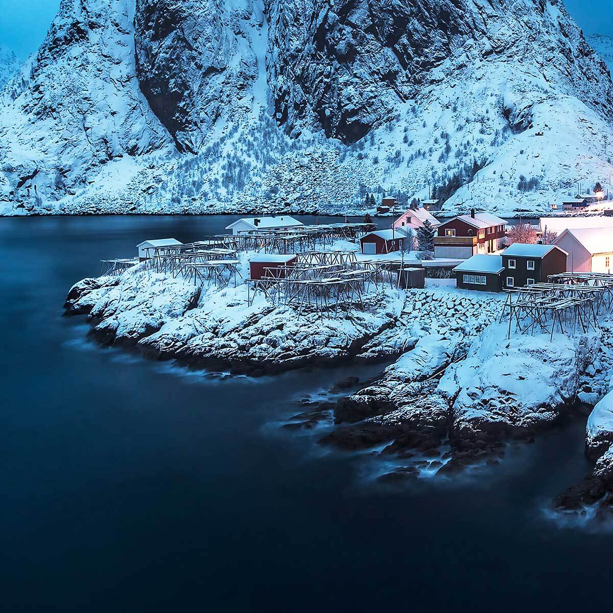 Affiche encadrée village nordique enneigé Affiche + cadre en métal - Noir