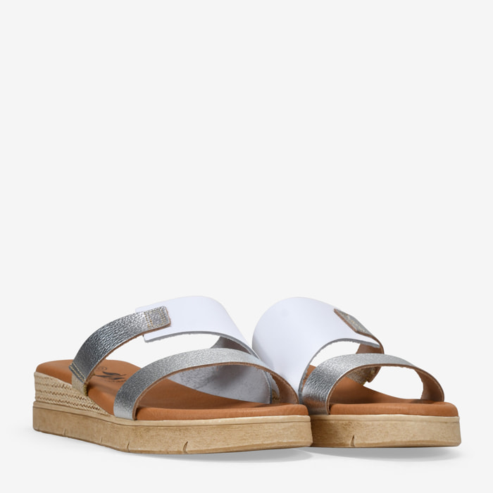 Sandalias de piel blancas y metalizadas con cuña