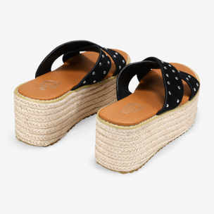 Sandalias de plataforma negras con rafia y tachas
