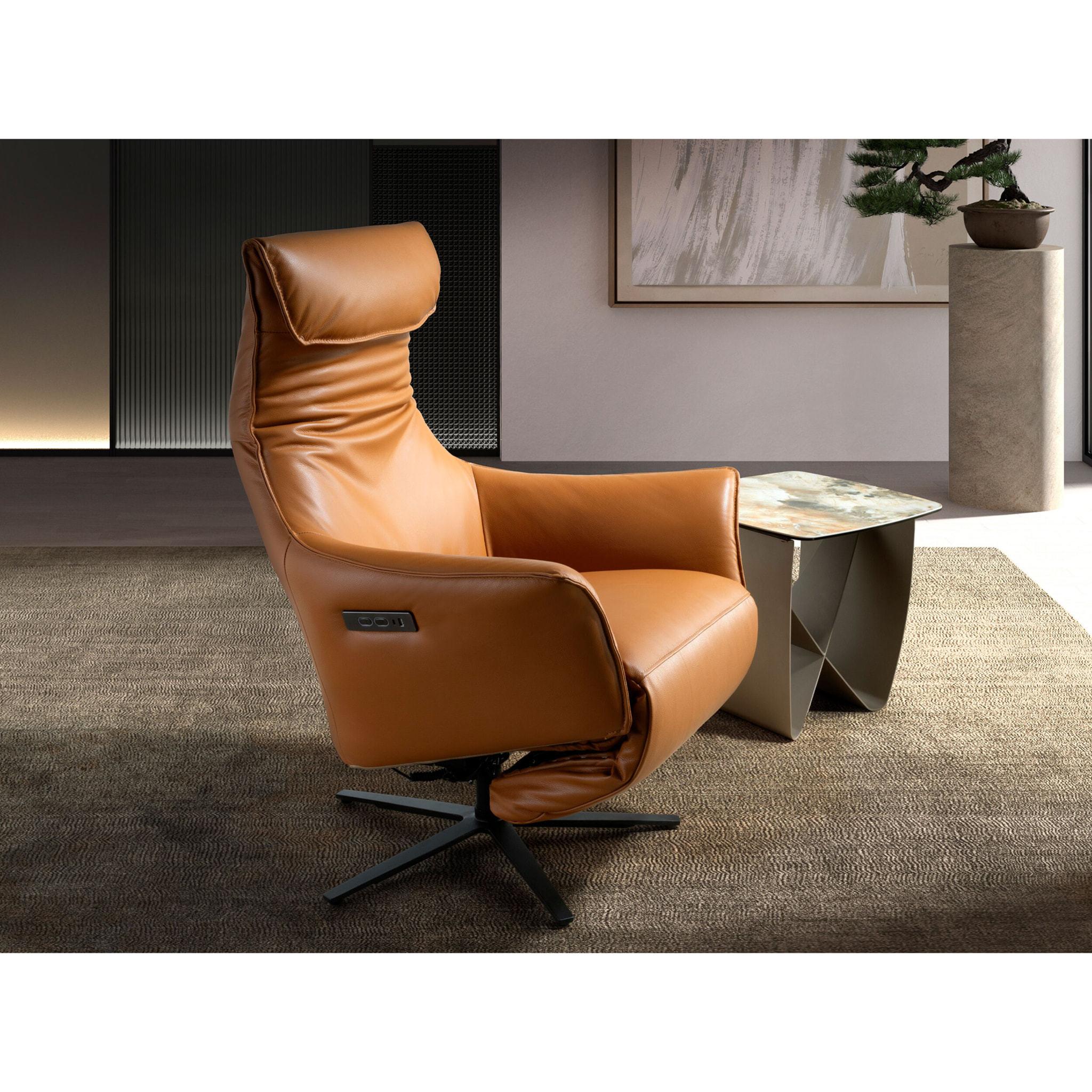 Sillón Angel Cerdá relax giratorio con reposabrazos con asiento y respaldo tapizados en piel de origen vacuno en marrón patas de acero inoxidable en epoxi negro con mecanismo relax eléctrico 78x70x115cm