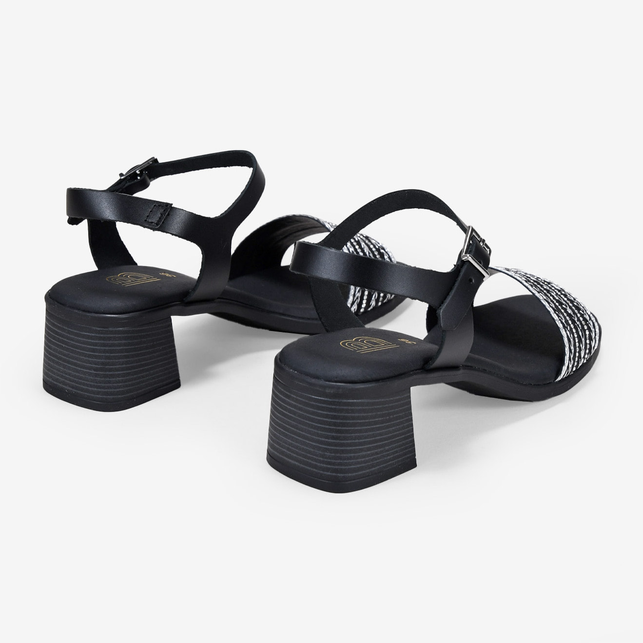 Sandalias de piel negras con brillantes