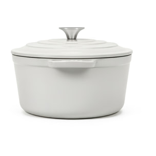 La Fonderie 1890 IENA25, Cacerola de hierro fundido, 25cm, capacidad 4,7L, beige, compatible con todos los fuegos, inducción, gas, parrilla y horno.